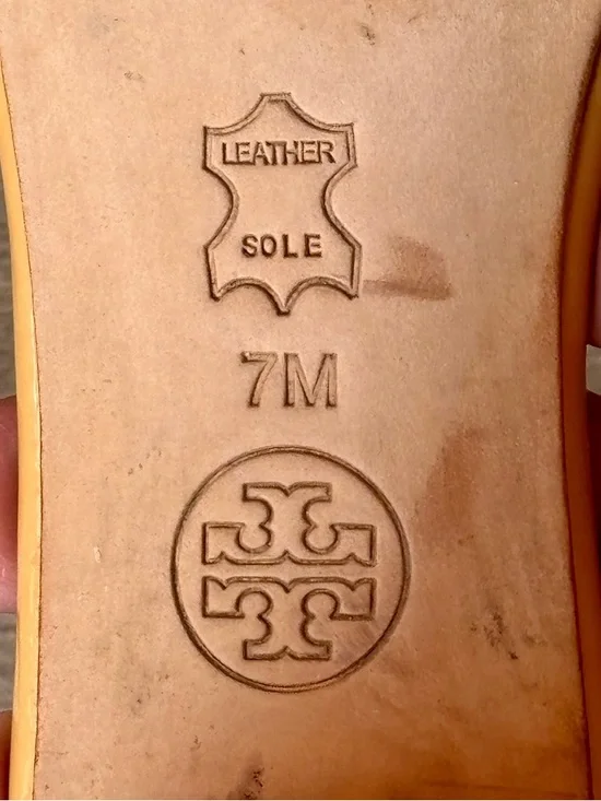 Tory Burch Beige Neutral Patent Leather Ankle Strap Bow Logo Heels Sz 7 - Picture 8 of 10